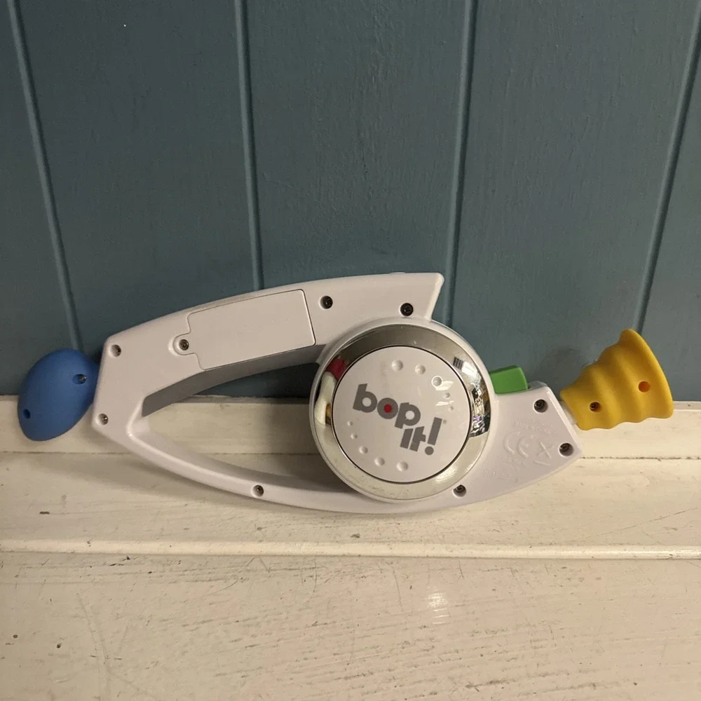 Bop‎ It! Shout It Electronic Handheld Game Twist Pull White Hasbro 2008 TESTED